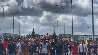 Sir Lanka:  இலங்கை  அதிபர் கோத்தபய ராஜபக்சே தப்பி ஓட்டம்; அதிபர் கொடி அகற்றம்!!