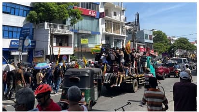 കലാപ ഭൂമിയായി ശ്രീലങ്ക: 33 പേര്‍ക്ക് പരിക്ക്, പ്രതിഷേധക്കാര്‍ ട്രെയിനുകള്‍ പിടിച്ചെടുക്കുന്നു