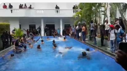 Sri Lanka: സ്വിമ്മിംഗ് പൂളില് നീന്തിത്തുടിച്ച് ജനങ്ങള്; ലങ്കന് പ്രസിഡന്റിന്റെ കൊട്ടാരത്തിലെ ദൃശ്യങ്ങള്!