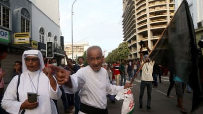 Sri Lanka:   ശ്രീലങ്കയില്‍ എന്താണ് നടക്കുന്നത്, നടുക്കുന്ന ദൃശ്യങ്ങള്‍ കാണാം