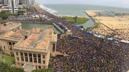 प्रेसीडेंट हाउस के स्वीमिंग पूल में प्रदर्शनकारी, 10 ताजा अपडेट में देखें कैसे इस हाल में पहुंचा श्रीलंका