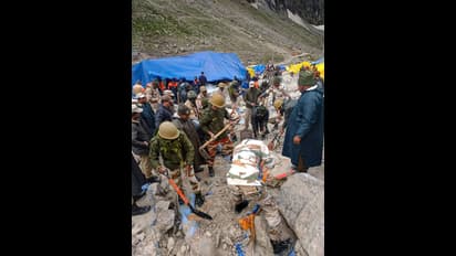 Amarnath Flash Flood: श्रद्धालुओं की जान बचा रहे सेना के जवान, देखें बचाव अभियान की 10 ताजा तस्वीरें