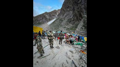 అమర్నాథ్ యాత్రకు వెళ్లిన ఐదుగురు ఏపీ వాసుల ఆచూకీ గల్లంతు: ఢిల్లీలో హెల్ప్ లైన్ ఏర్పాటు