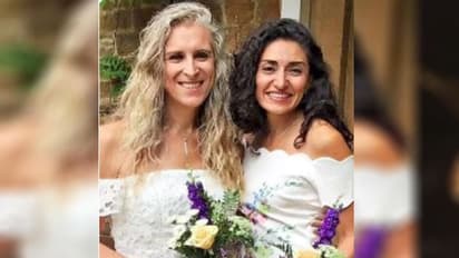 एक लड़की ने उस महिला से शादी की जो 20 साल पहले उसका ब्यॉयफ्रेंड रह चुकी थी, पढ़ें अजब प्यार की गजब कहानी