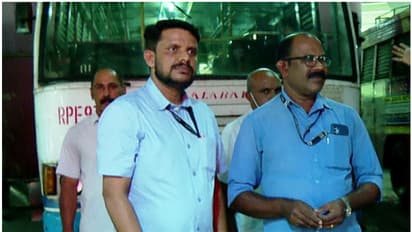 ജീവൻ രക്ഷിക്കണം, ഹെഡ്ലൈറ്റിട്ട് ആശുപത്രിയിലേക്ക് പാഞ്ഞ് ആനവണ്ടി; കൈയ്യടി വാങ്ങി രമേശും പ്രദീപും, യാത്രക്കാരും