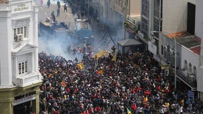 जनता से चोरों की तरह छिपते फिर रहे इस देश के राष्ट्रपति-प्रधानमंत्री, फोटो में देखें सड़कों पर मचा तांडव 