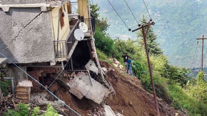 ఇండోర్ స్టేడియం స్లాబ్ కూలి ముగ్గురు మృతి