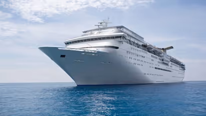 தீவு வடிவில் மிதக்கும் மெகா கப்பல்... பிரிட்டனில் புதுமையான மிரட்டல்!