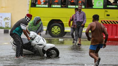 महाराष्ट्र- तेलंगाना में रेड अलर्ट, कई राज्यों में भारी बारिश, 10 प्वाइंट्स में जानें अपने स्टेट का हाल
