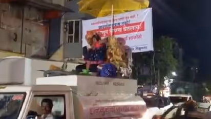 വെള്ളമില്ല, വാട്ടർടാങ്കറിൽ വിവാഹഘോഷയാത്ര നടത്തി ദമ്പതികൾ