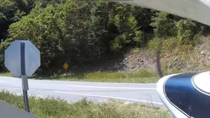 ट्रैफिक के बीच सड़क पर हुई प्लेन की इमरजेंसी लैंडिंग, वीडियो में देखिए कैसे डगमगा रही थीं कारें 