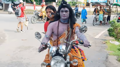 काली पोस्टर विवाद के बाद अब शिव-पार्वती के वेष में धूम्रपान करने वाला गिरफ्तार, लगे ये आरोप