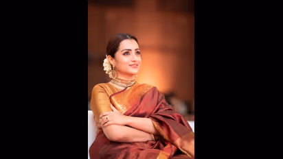 குந்தவை ( த்ரிஷாவின்) அழகிய புகைப்படங்கள்..பட்டுபுடவையில் கண்கவரும் நாயகி