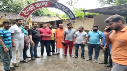 झारखंड में माहौल बिगाड़ने की साजिश... बकरीद के दिन मंदिरों के बाहर फेंके जा रहे प्रतिबंधित मांस के टुकड़े