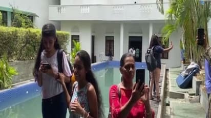 बिना निमंत्रण रायल लंच, प्रेसीडेंट के जिम में लोगों की मस्ती, सोफे पर चैन की नींद, देखें 10 इनसाइड तस्वीरें...