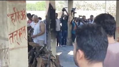 पंचतत्व में विलीन हुईं मुलायम सिंह यादव की पत्नी साधना गुप्ता, बेटे प्रतीक ने दी मुखाग्नि