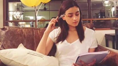 आमिर खान से प्रियंका चोपड़ा तक सबसे कम पढ़े-लिखे  11 बॉलीवुड स्टार, कोई सिर्फ 6ठी पास तो कोई स्कूल ही नहीं गई