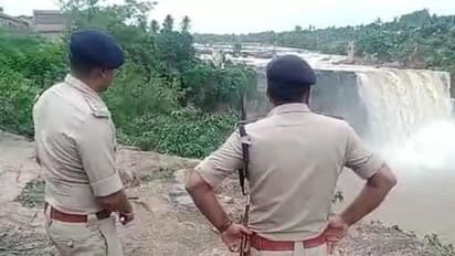 ಭಾರೀ ಮಳೆ: ಗೋಕಾಕ ಜಲಪಾತದತ್ತ ಪ್ರವಾಸಿಗರು ತೆರಳದಂತೆ ಖಾಕಿ ನಿರ್ಬಂಧ