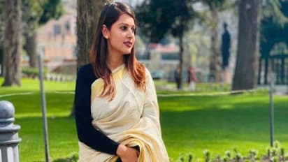 मां की एक्सीडेंट में मौत, पिता चीनी मिल में वर्कर, बेटी बन गई IAS ऑफिसर..दिखने में किसी मॉडल से कम नहीं