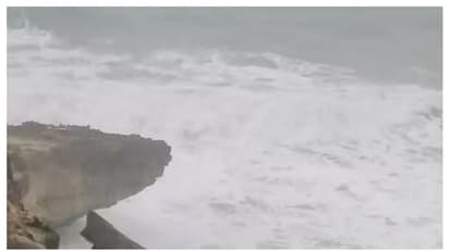 സലാലയില്‍ കടലില്‍ വീണ് കുട്ടികള്‍ ഉള്‍പ്പെടെ അഞ്ചുപേരെ കാണാതായി