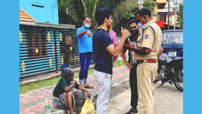 വഴിയരികില് ഉപേക്ഷിക്കപ്പെട്ട വൃദ്ധമാതാവിന് തുണയായി യുവാവ്; പൊള്ളുന്ന അനുഭവം