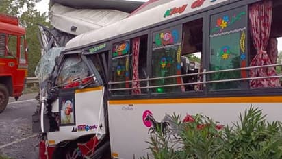 பொதுக்குழுவுக்கு புறப்பட்ட அதிமுகவினர் வேன் மீது கண்டெய்னர் லாரி மோதல்.. 2 பேர் பலி.. 13 பேர் காயம்.!