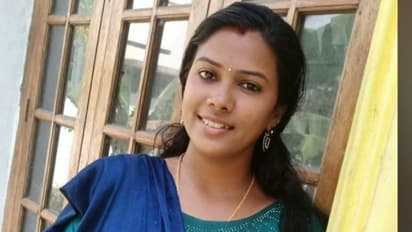 'പ്രജീവിനെ വീഡിയോക്കോളിൽ വിളിച്ചാണ് ആത്മഹത്യ ചെയ്തത്' ആരോപണവുമായി ശരണ്യയുടെ കുടുംബം