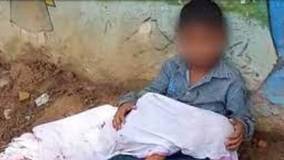 அதிர்ச்சி!! இறந்த 2 வயது தம்பி உடலுடன் அமர்ந்திருந்த சிறுவன்.. நெஞ்சை உலுக்கிய சம்பவம்..