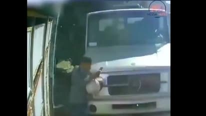 ట్రక్కు మీదికి వచ్చినా.. తృటిలో తప్పించుకున్న పాదచారి.. వైరల్ వీడియోపై కేటీఆర్ ఏమన్నారంటే ?