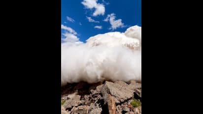 സഞ്ചാരിയുടെ തലയ്ക്ക് മുകളിലൂടെ ഹിമപാതം; അത്ഭുതകരമായ ഒരു രക്ഷപ്പെടല്‍ കാണാം 