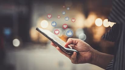 Social Media Addiction :  സോഷ്യൽ മീഡിയയുടെ അമിത ഉപയോഗം ; ഇക്കാര്യം അറിയാതെ പോകരുത് 