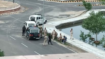 CRPF jawans: రోడ్డు ప్ర‌మాదం.. 8మంది CRPF జ‌వాన్ల‌కు గాయాలు.. ఇద్ద‌రి ప‌రిస్థితి విష‌మం 