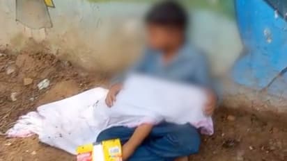 ആംബുലന്സിന് കാശില്ല; കുഞ്ഞനിയന്റെ മൃതദേഹം മടിയില്വച്ച് റോഡരികില് കാത്തിരുന്ന് എട്ടുവയസുകാരന്