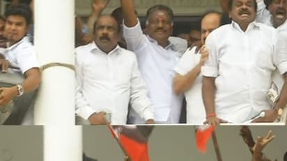 திமுகவின் பி.டீம் ஓபிஎஸ்..! தலைமை அலுவலகம் சென்றவர் கையில என்ன வச்சிருந்தாருனு பாத்தீங்களா.. சீறிய ஜெயக்குமார்