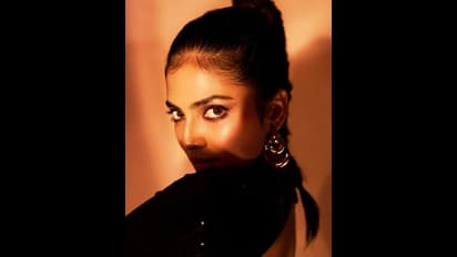 ஜொலிக்கும் கருப்பு நிற ஹாட் உடையில்... அந்த இடத்தை ஓப்பனாக காட்டி கவர்ச்சியில் உச்சம் தொட்ட மாளவிகா மோகனன்!