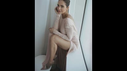  'ব্রা' ছাড়া সুডৌল স্তন দেখিয়ে ব্যাকলেসে সুপারহট এষা, সেক্সি কোমরের কার্ভসে বোল্ড আউট ভক্তরা