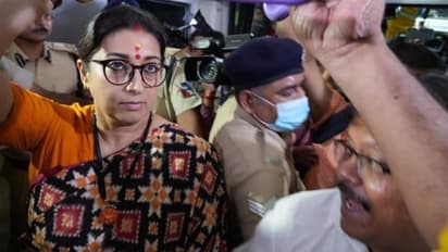 শিয়ালদহ থেকে সেক্টর ফাইভ পর্যন্ত ইস্ট-ওয়েস্ট মেট্রোর যাত্রা শুরু, উদ্বোধন করলেন স্মৃতি ইরানি