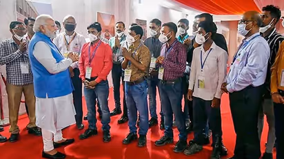 खुद बैरियर हटा मजदूरों से बात करने पहुंचे मोदी, अशोक स्तंभ बनाने वालों से PM ने पूछे ये 5 मजेदार सवाल