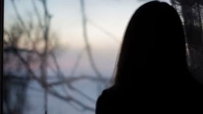 அடச்சீ அதுக்காகவா.. மனைவியை நடு ரோட்டில் ஆடையை கிழித்து கணவன் செய்த அசிங்கம்.. போலீசால் புகார்.