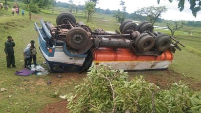 चाईबासा में दर्दनाक हादसा: चढ़ाई से अचानक फिसलने लगा पेट्रोल टैंकर, तीन बच्चों की रौंदा