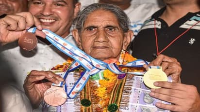 স্বর্ণপদক জয়ী ৯৪ বছরের ভগবানী দেবী ফিরলেন দেশে, নাঁচের মধ্যে দিয়ে করলেন বিজয় উৎযাপন