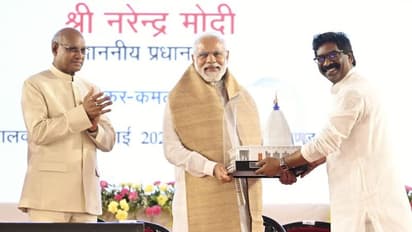 किसी ने शॉल तो किसी ने दी किताब, जानें झारखंड दौरे पर पीएम मोदी को क्या-क्या गिफ्ट मिला