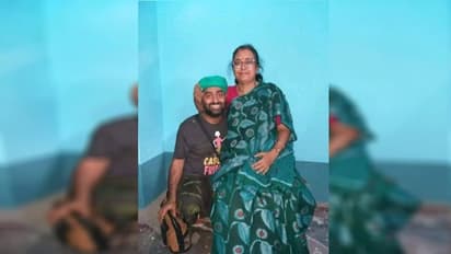 আচমকাই শৈশবের স্কুলে হাজির অরিজিৎ সিং, শিক্ষিকার পায়ের কাছে বসে শৈশবে ফিরে গেলেন গায়ক!