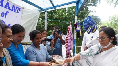 GTA-র বৈঠকের পরেই অন্য মেজাজে মমতা, ফুচকা তৈরি করে বিলি করলেন তিনি- দেখুন ছবিতে 