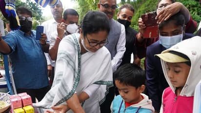 ಕೈಯಾರೆ ಪಾನಿಪೂರಿ ಮಾಡಿ ಮಕ್ಕಳು, ಪ್ರವಾಸಿಗರಿಗೆ ನೀಡಿದ ಸಿಎಂ ಮಮತಾ ಬ್ಯಾನರ್ಜಿ, Viral Video!