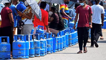 श्रीलंका में 300 रु. किलो बिक रहा आटा, एक कप चाय 100 रु. की और सिलेंडर का रेट तो पूछिए मत...