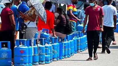 కిలో పిండి రూ.300, కప్పు టీ ధర రూ.100. 4 వేలకీ గ్యాస్.. శ్రీలంకలో సామాన్యుడిపై ధరల పిడుగు..