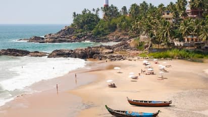 ಉತ್ತರ ಕನ್ನಡ: ಸಾಲು ಸಾಲು ರಜೆ, ಬೀಚ್, ಫಾಲ್ಸ್ನಲ್ಲಿ ಕಿಕ್ಕಿರಿದ ಪ್ರವಾಸಿಗರು..!