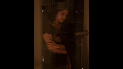 துளியும் மேக்கப் இன்றி... மூன் லைட் வெளிச்சத்தில் மின்னும் நட்சத்திரமாய் மூட் அவுட் செய்யும் திவ்ய பாரதி!! 