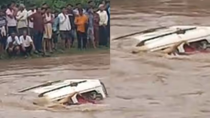 കനത്ത മഴയിൽ പാലം കടക്കവെ കാർ ഒലിച്ചുപോയി മൂന്ന് മരണം, മൂന്ന് പേരെ കാണാനില്ല- വീഡിയോ
